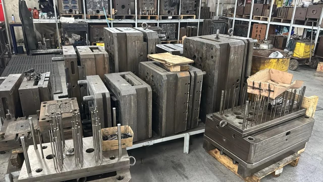 Estoque de moldes e matrizes da ferramentaria da Mandipress