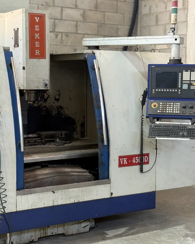 Centro de usinagem CNC Veker VK-4500D na ferramentaria da Mandipress