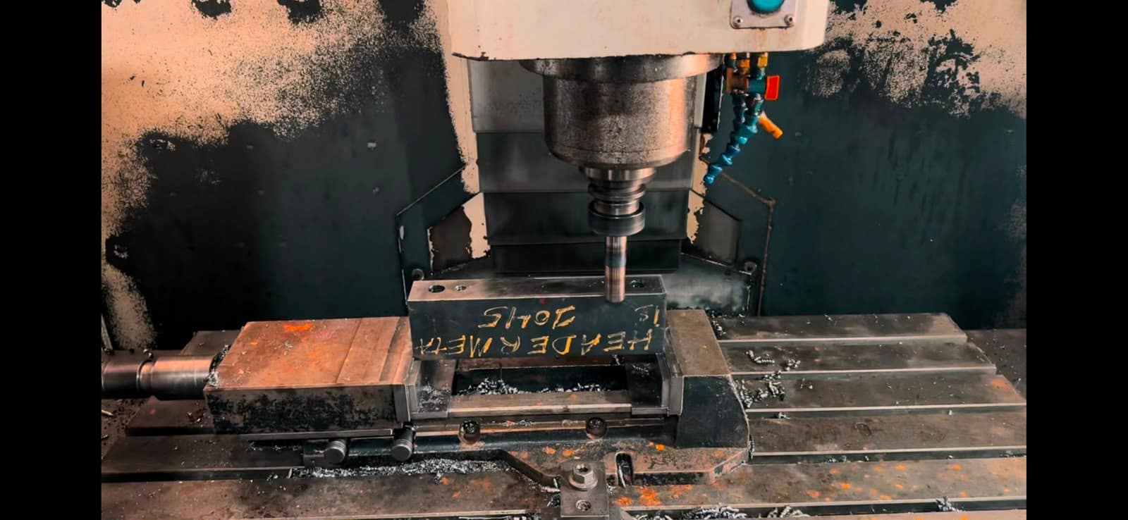 Centro de usinagem CNC fabricando molde em aço na ferramentaria da Mandipress