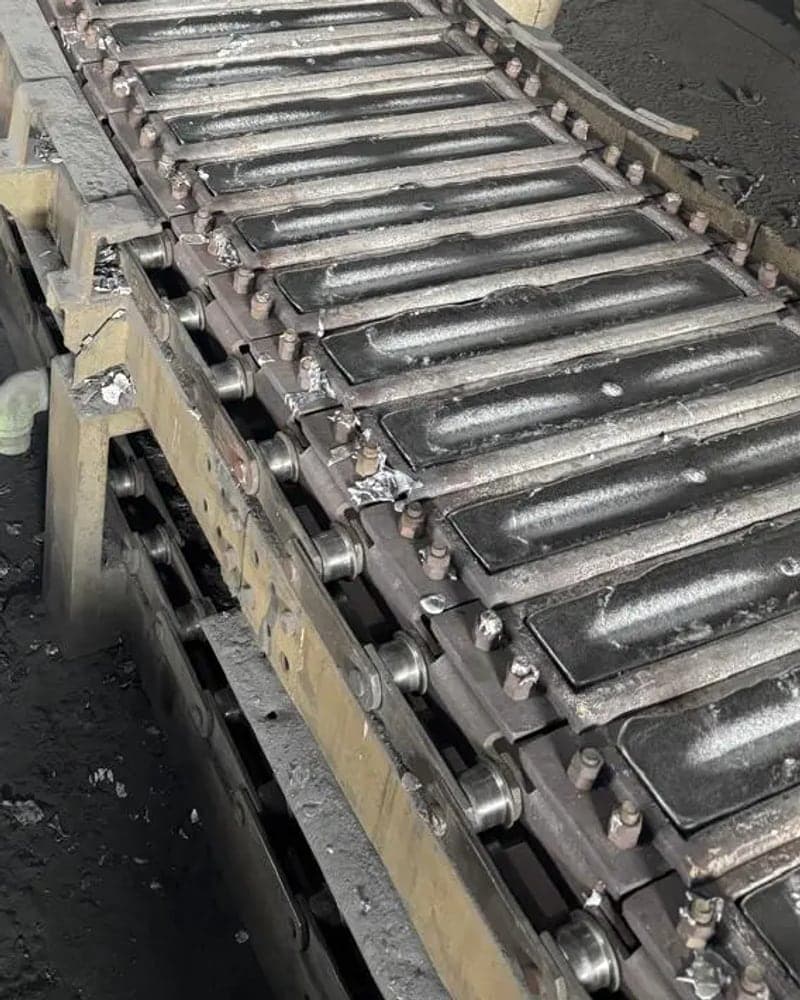 Linha de lingoteiras com moldes de vazamento na fundição do grupo Header Metais
