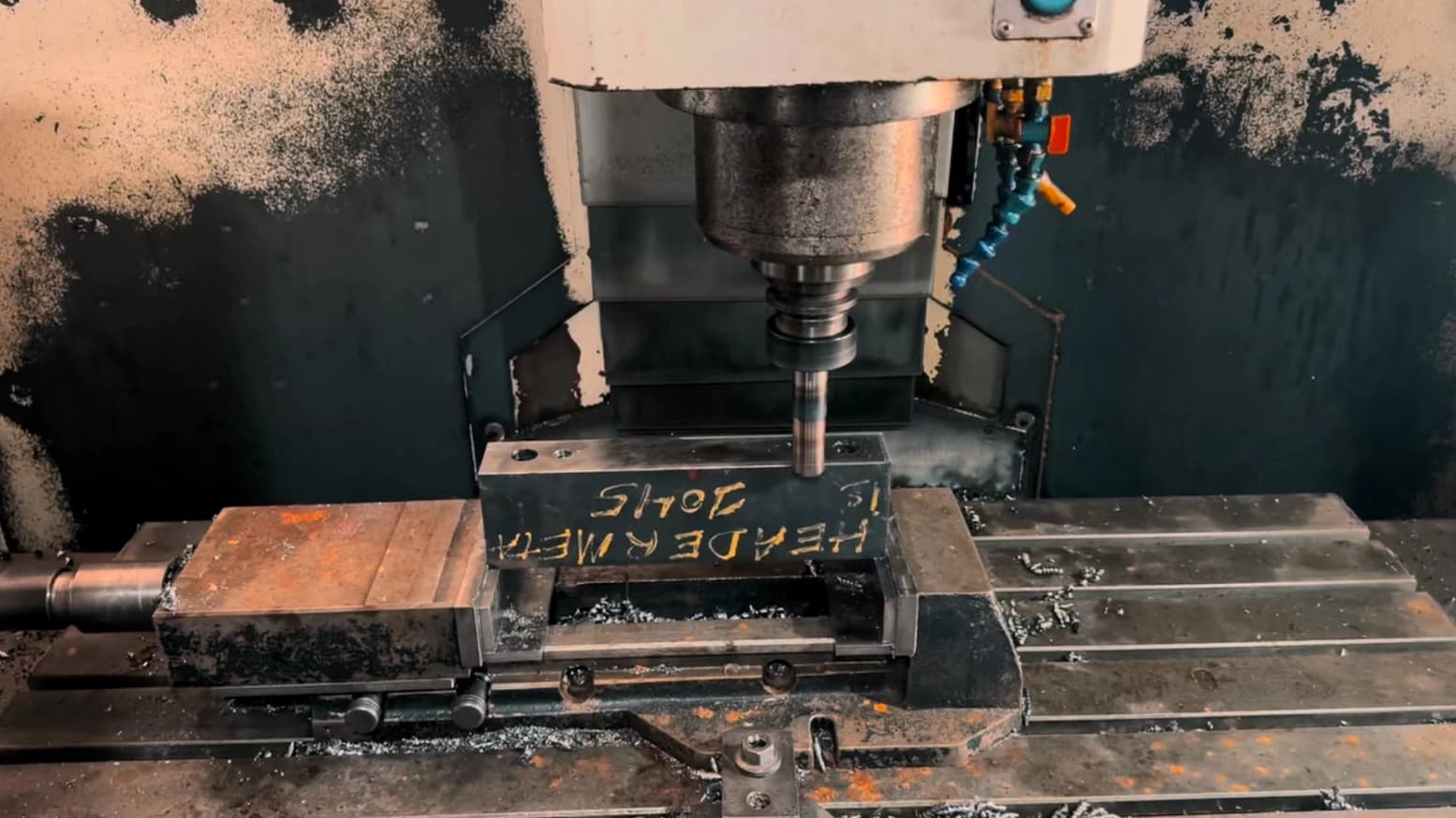 Centro de usinagem CNC da Mandipress